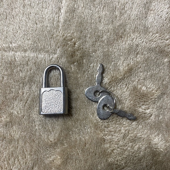 Vintage Tweety Bird Tin Chest Bank With Lock & keys - Picture 7 of 16